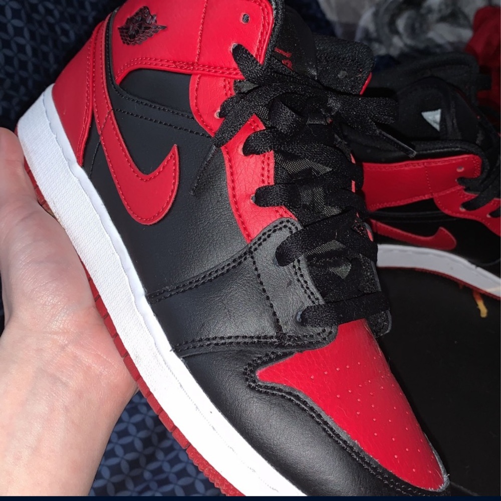 Jordan mid 1s 7y
